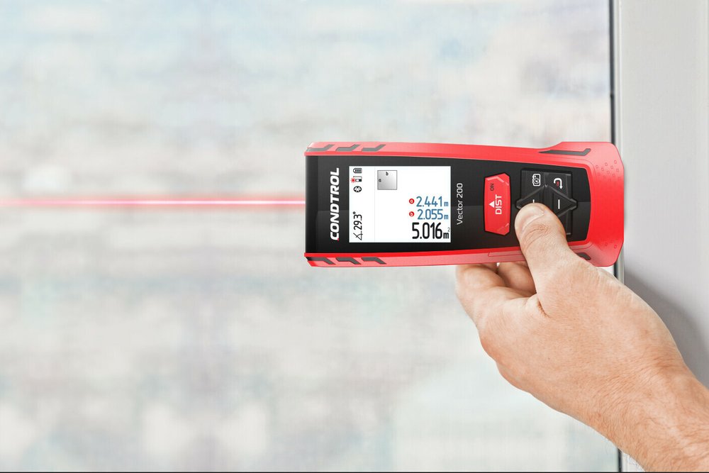 Relevé de cotes d'une maison ancienne réalisé à l'aide d'un mètre laser