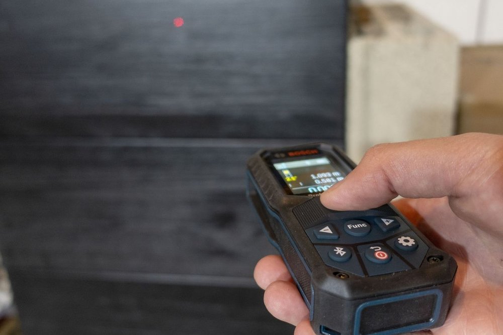 Prise de mesures au télémètre laser pour le relevé d'un garage transformé en pièce habitable