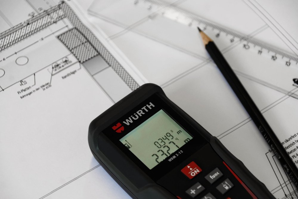 Prise de mesures dans une pièce avec un mètre laser pour préparer des croquis précis