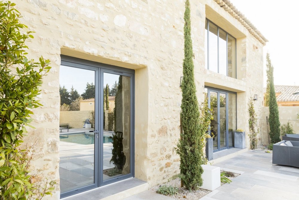 Remplacement de fenêtres en façade de maison individuelle nécessitant une vérification des règles d'urbanisme