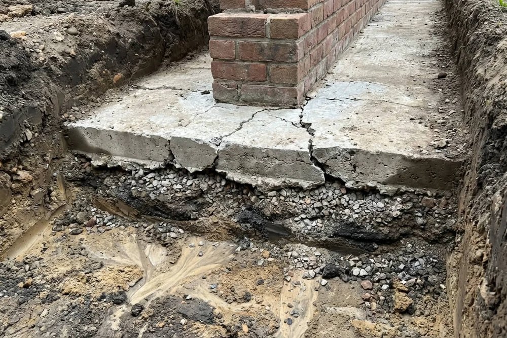 Vérification de la stabilité des fondations d'un mur existant avant travaux de surélévation par un professionnel