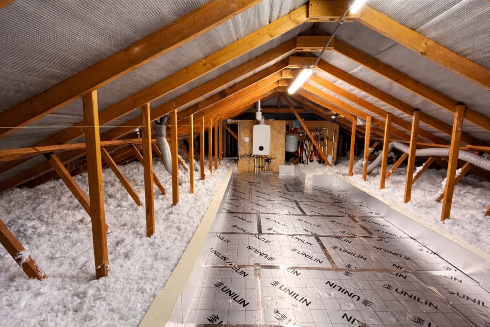 Chantier de rénovation énergétique d'une maison classée F ou G avec installation d'une pompe à chaleur et isolation des murs