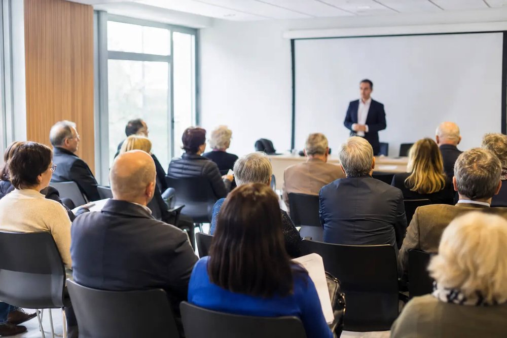 Assemblée générale de copropriété votant un projet de rénovation du système de chauffage collectif