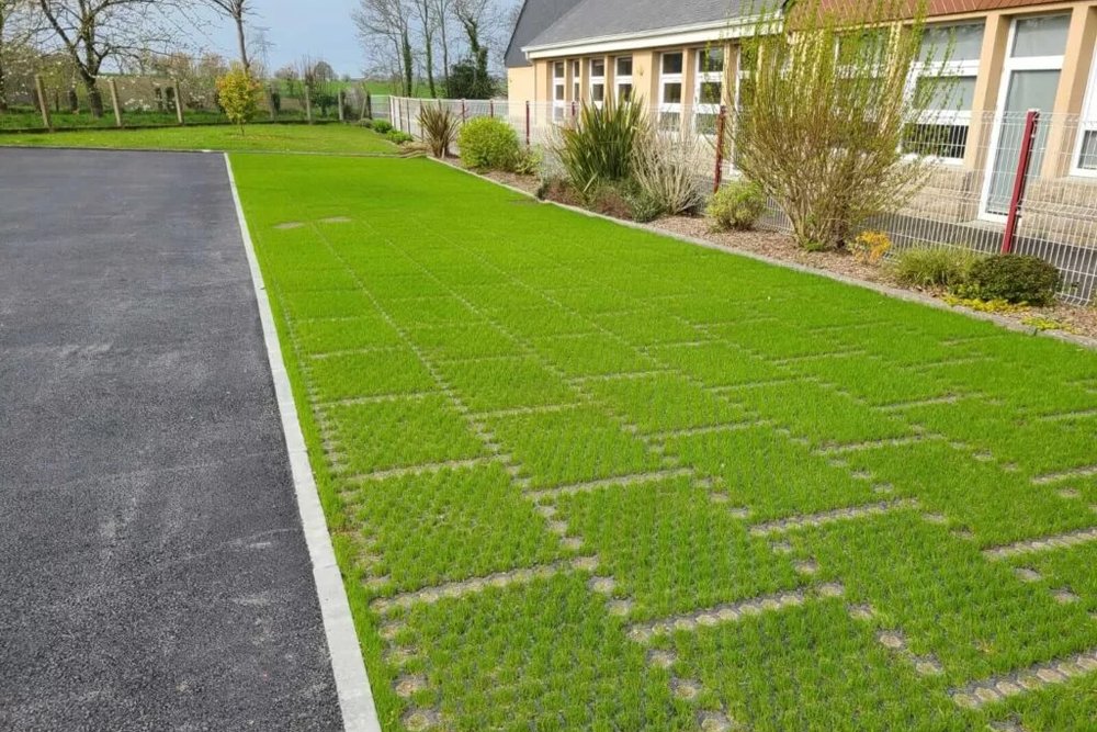 Revêtement perméable en dalles alvéolées drainantes pour parking et accès carrossable favorisant l'infiltration directe des eaux pluviales