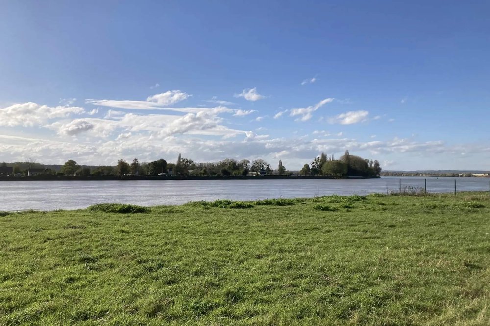 Rivière appartenant au domaine public fluvial bordant un terrain privé soumis à la servitude de marchepied