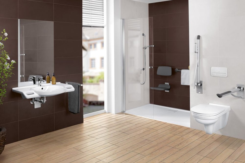 Salle de bains attenante à une suite parentale, entièrement fermée pour préserver l'intimité