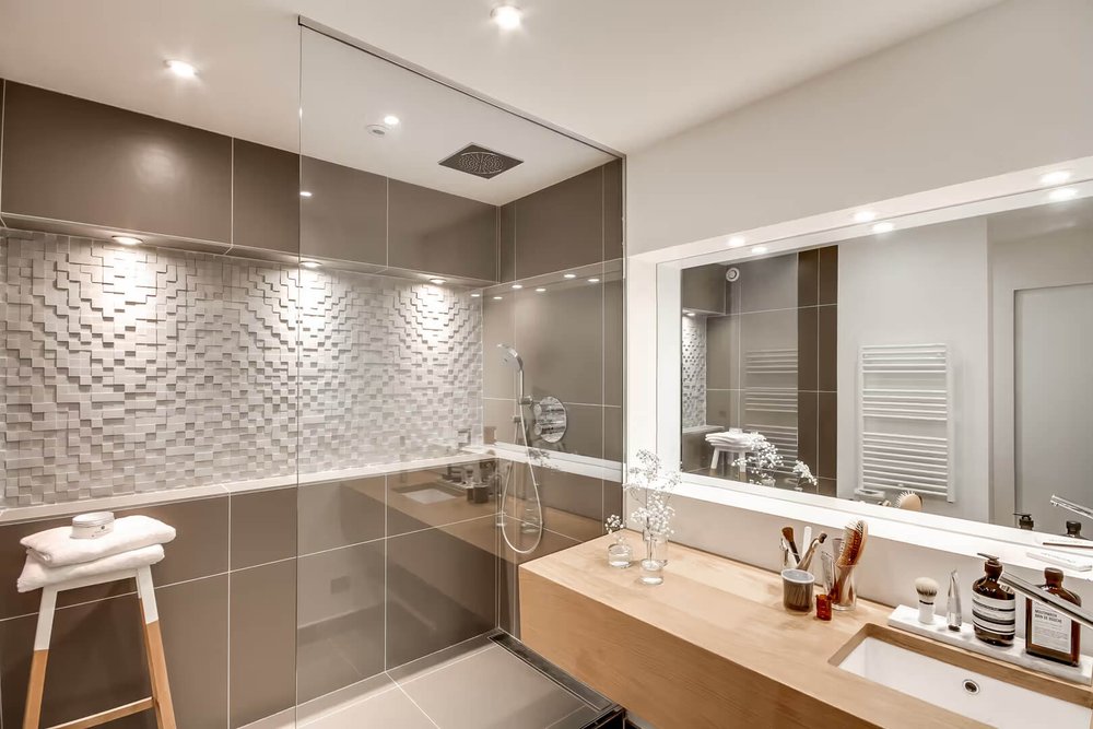 Salle de bains familiale ergonomique organisée en zones pour permettre une circulation fluide le matin