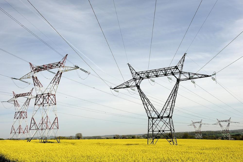 Ligne à haute tension traversant un terrain agricole créant une servitude d'utilité publique limitant la construction