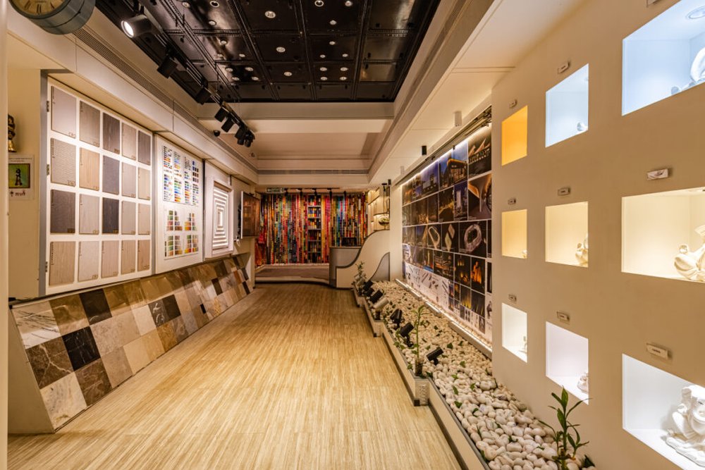 Allées de circulation larges et accessibles entre les produits exposés dans un showroom