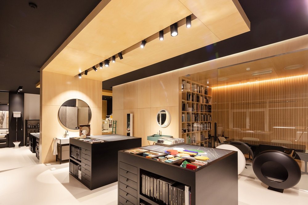 Aménagement d'un showroom avec grande vitrine et éclairage mettant en valeur les produits exposés