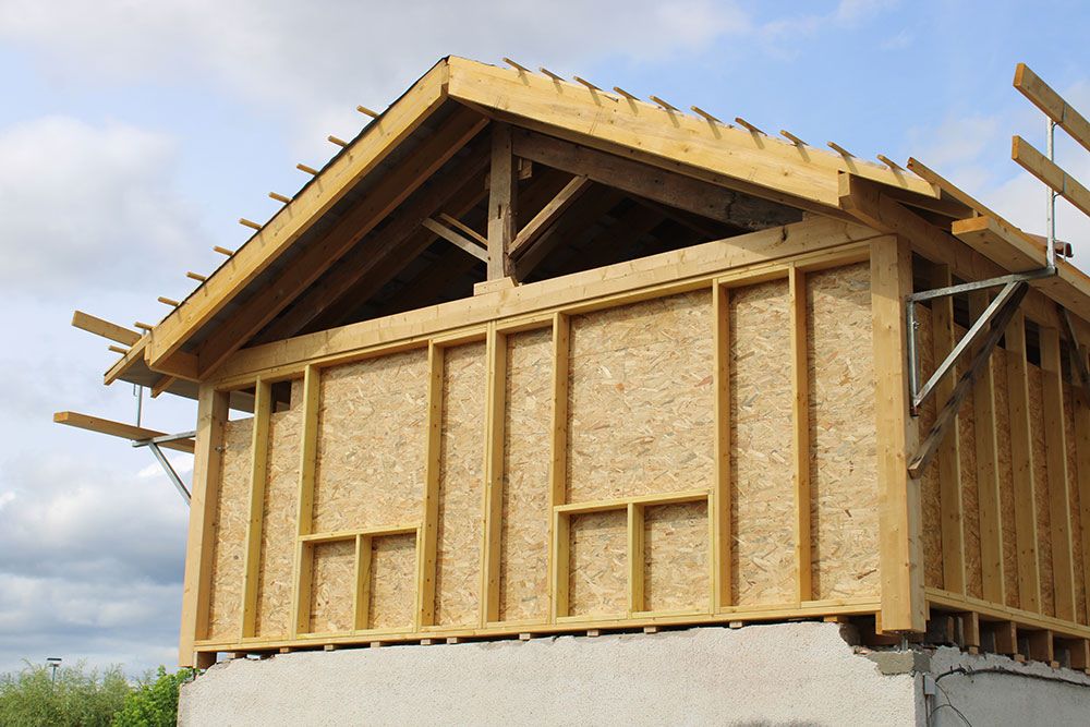 Comparaison des solutions d'agrandissement de maison : extension au sol, surélévation et aménagement de combles