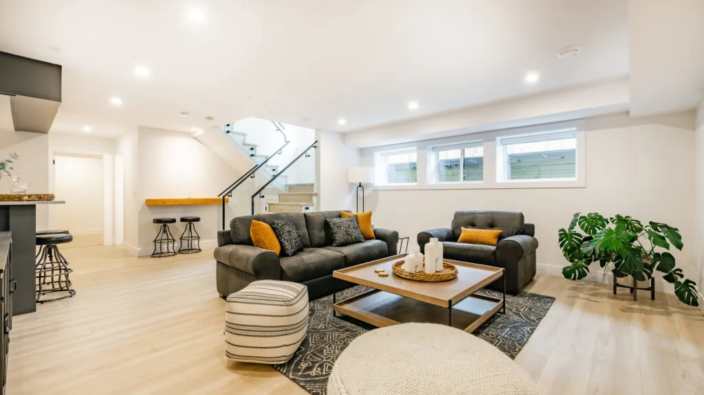 Sous-sol aménagé en bureau lumineux avec fenêtre dans une maison individuelle