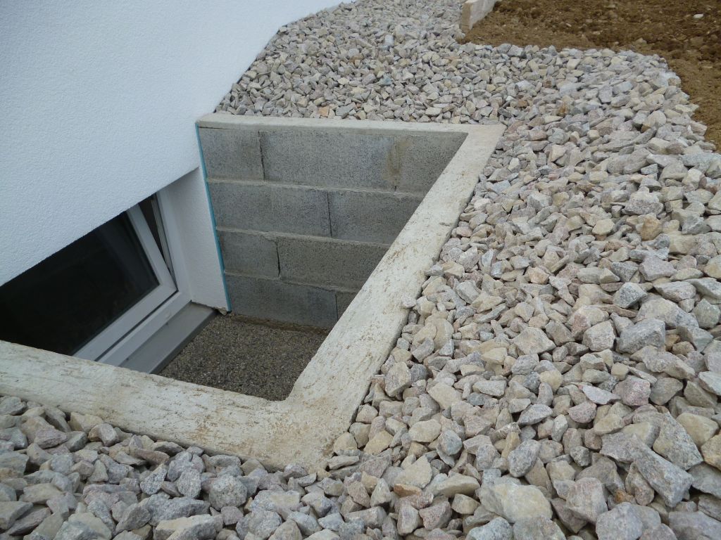 Sous-sol en cours d'aménagement avec isolation des murs et agrandissement des soupiraux