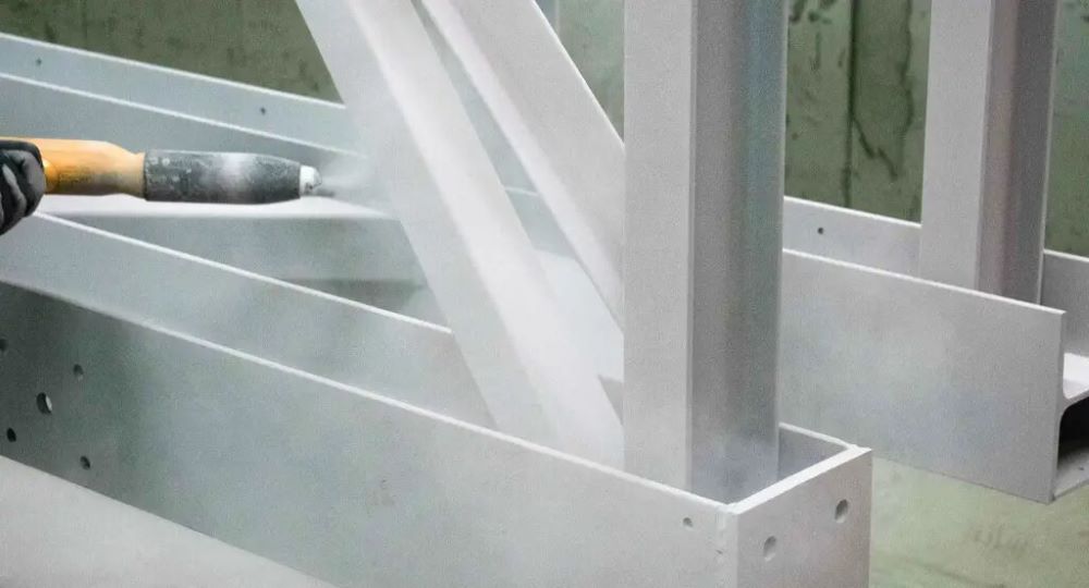 Éléments de structure en acier galvanisé traités contre la corrosion avant montage sur le chantier d'une maison individuelle