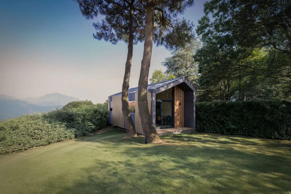 Studio de jardin implanté à distance réglementaire de la limite de propriété avec le terrain voisin