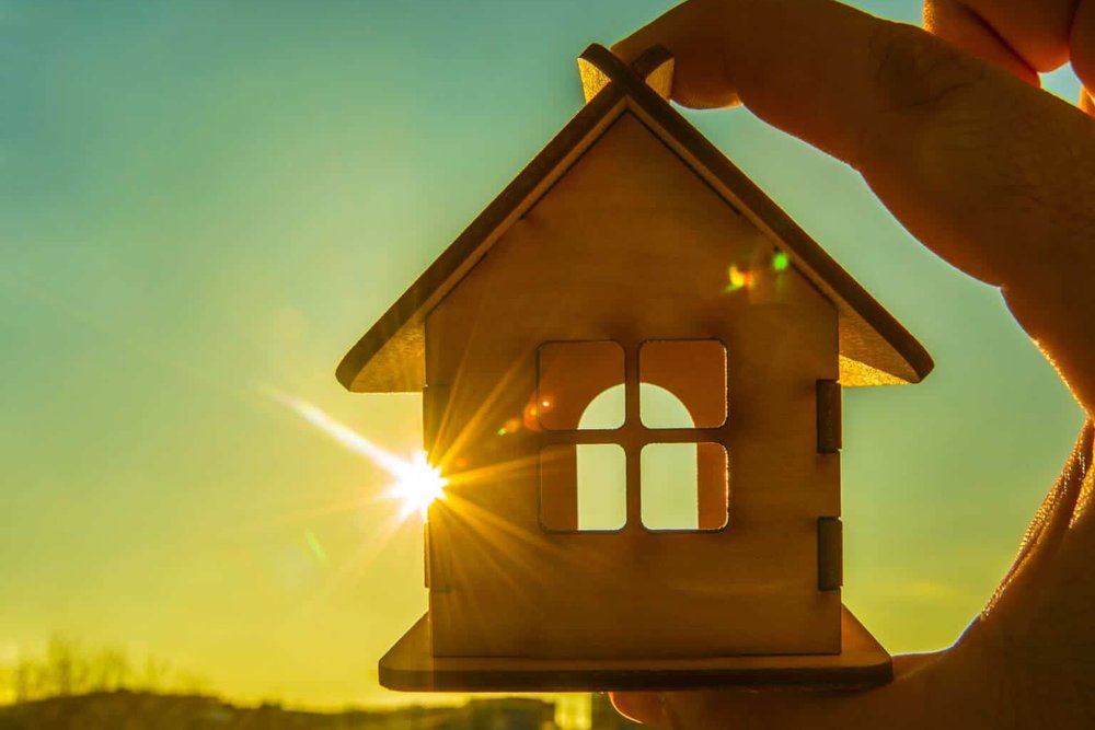 Maison exposée à une surchauffe estivale liée à une erreur d'orientation des ouvertures