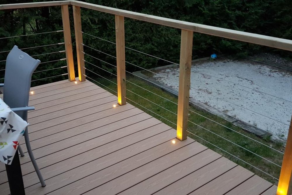 Terrasse en lames composite équipée d'un garde-corps de sécurité, recommandée au-delà d'un mètre de hauteur de chute