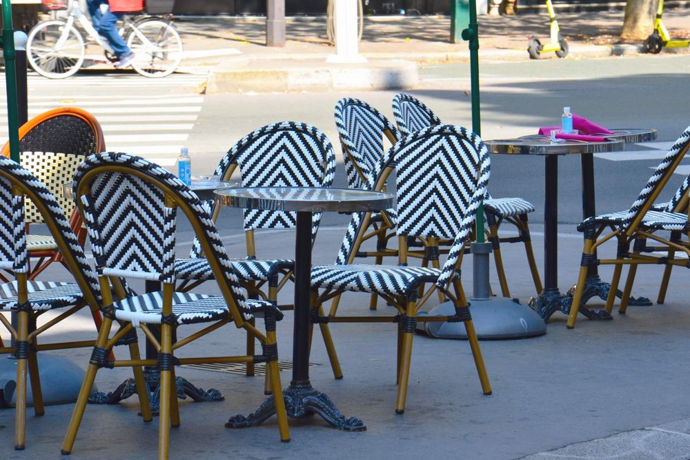 Terrasse de restaurant installée sur le trottoir avec mobilier extérieur et passage piéton dégagé