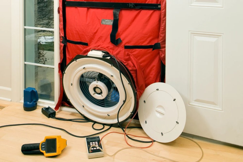 Test d'infiltrométrie ou blower door test mesurant la perméabilité à l'air d'un bâtiment