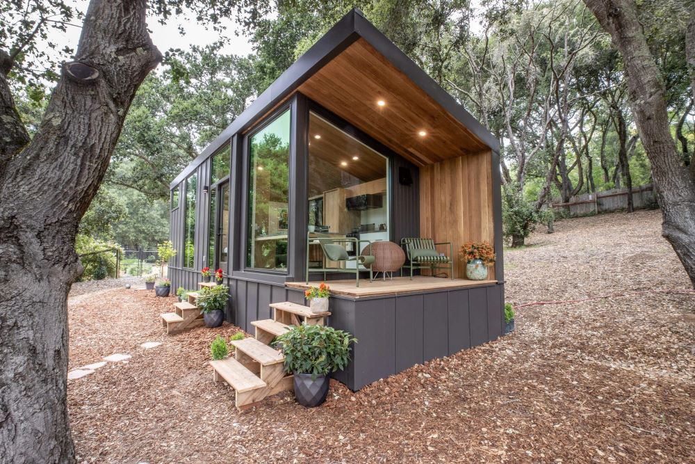 Tiny house installée sur un terrain en France dans un cadre naturel verdoyant