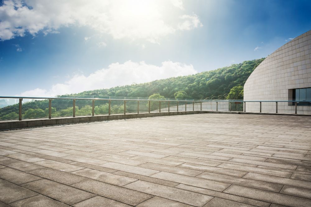 Toit-terrasse aménagé avec végétalisation, mobilier et garde-corps réglementaire sur une maison individuelle