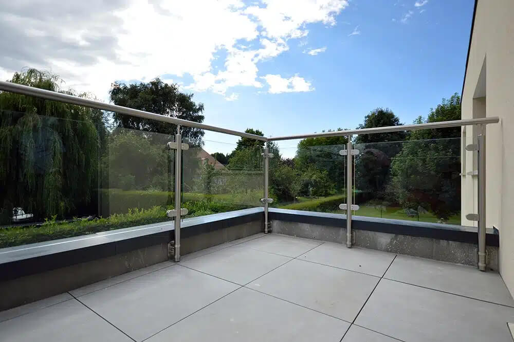 Garde-corps métallique installé sur un toit-terrasse visible depuis la voie publique, soumis à déclaration préalable
