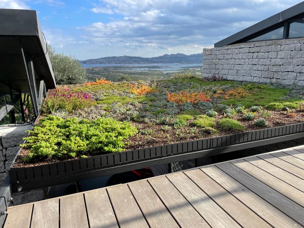 Toiture-terrasse végétalisée d'une construction contemporaine autorisée dans une zone urbaine du PLU
