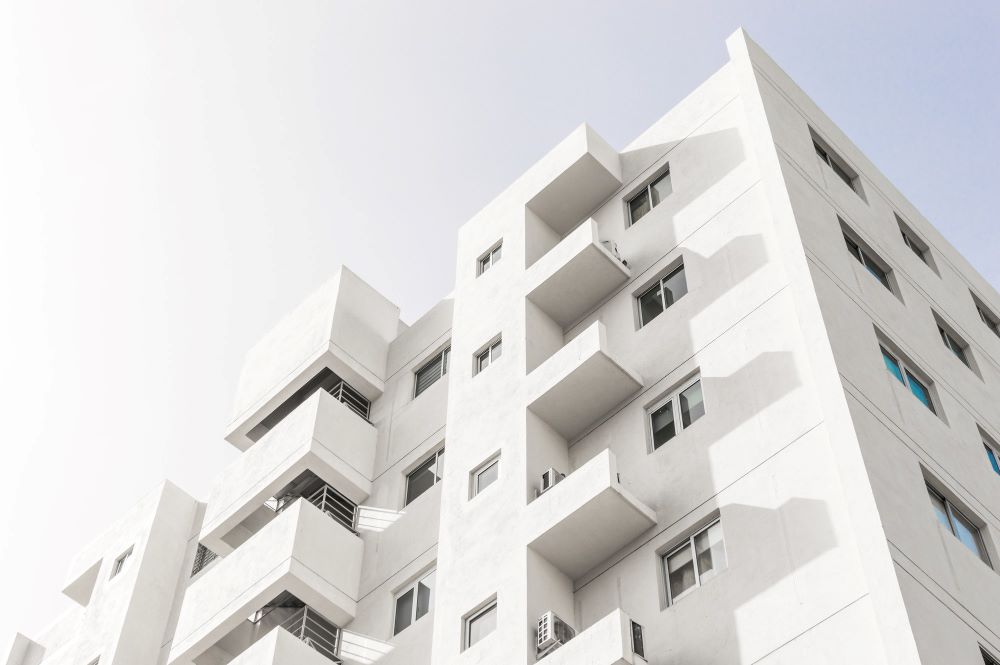 Travaux de rénovation dans un appartement en copropriété avec démolition de cloison et modification de façade