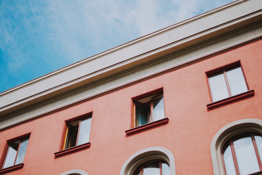 Travaux de ravalement de façade et de remplacement de fenêtres avec changement de couleur soumis à déclaration préalable