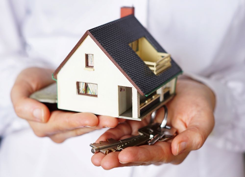 Maison individuelle en vente avec pancarte et extension réalisée sans permis de construire