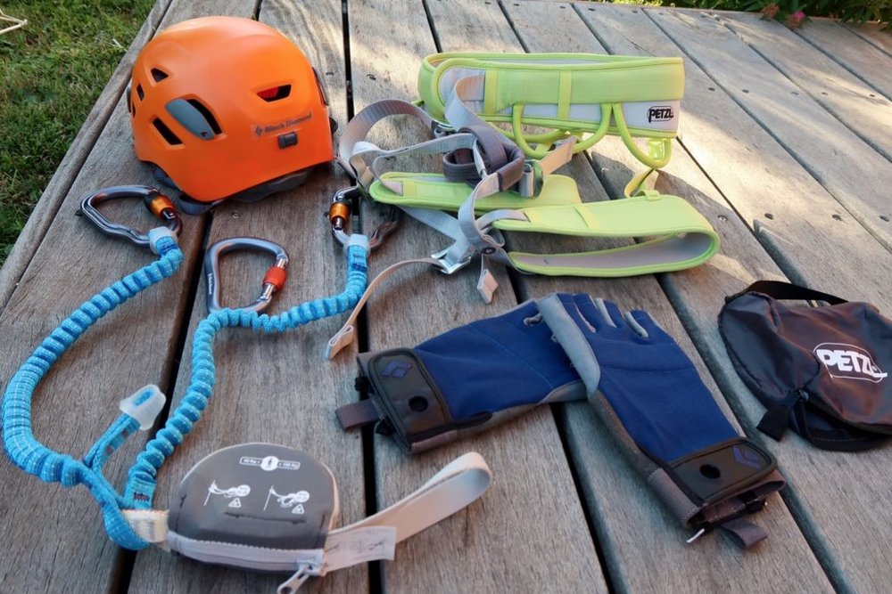 Équipements de sécurité d'une via ferrata fixés directement sur une paroi rocheuse
