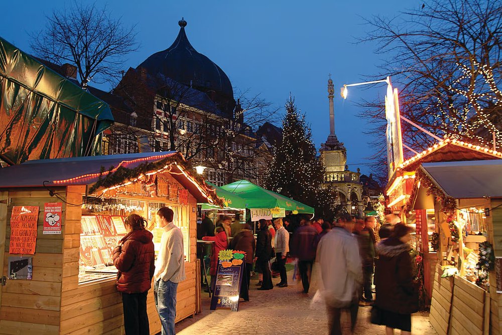Village de chalets d'un marché de Noël installé temporairement sur une place publique