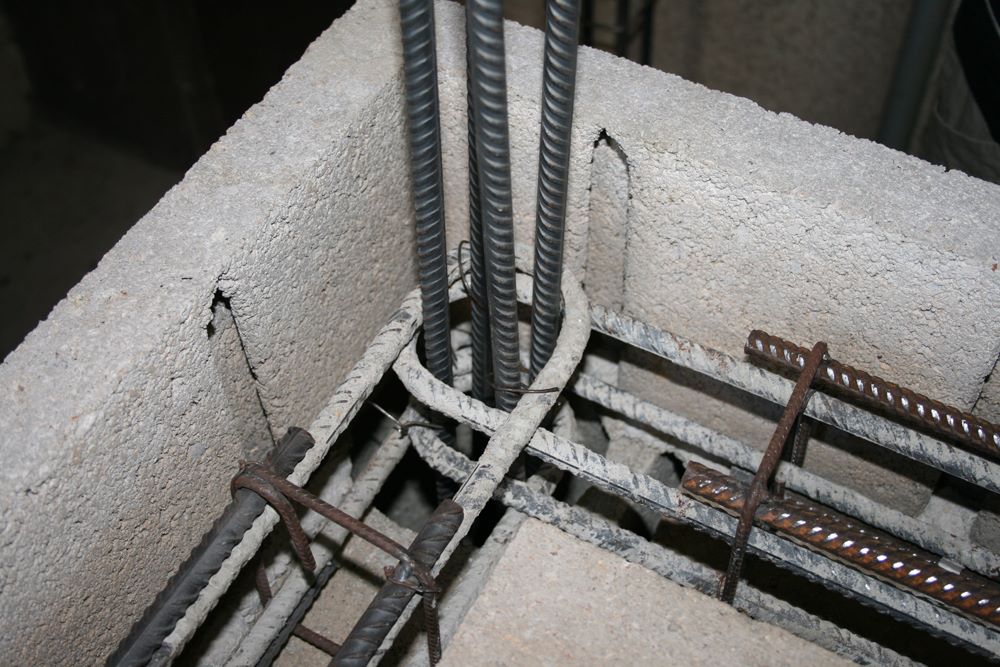 Chantier de construction avec chaînage parasismique des murs conformément à l'Eurocode 8 en zone de sismicité modérée