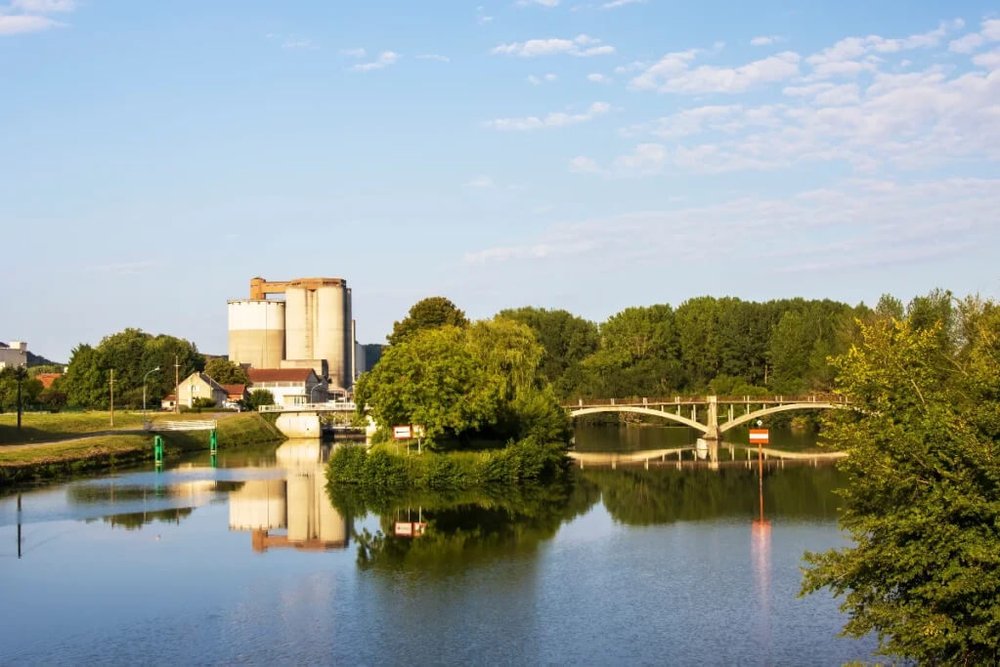 Périmètre de risque autour d'un site industriel classé Seveso encadré par un plan de prévention des risques technologiques